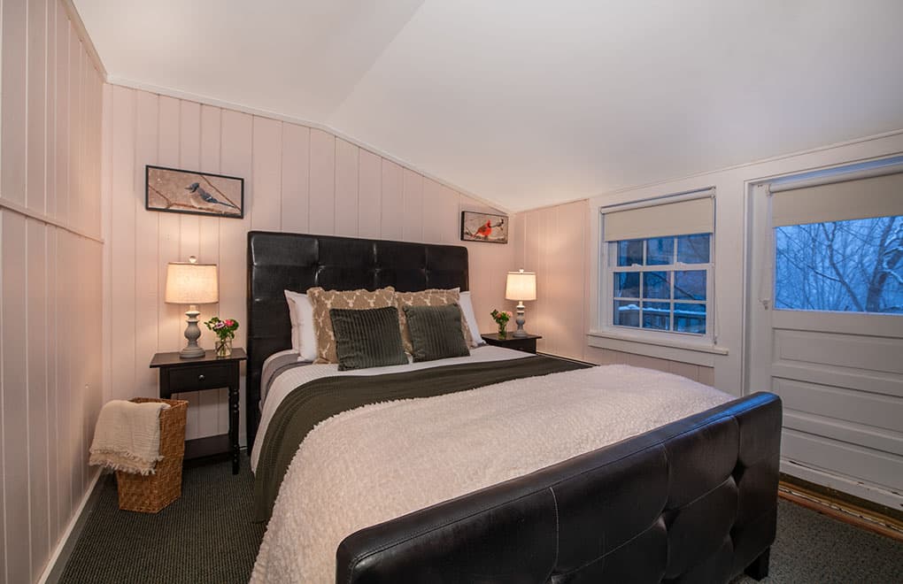 Premium 1 Queen 2 Singles Queen Bedroom in Premium 1 Queen 2 Singles