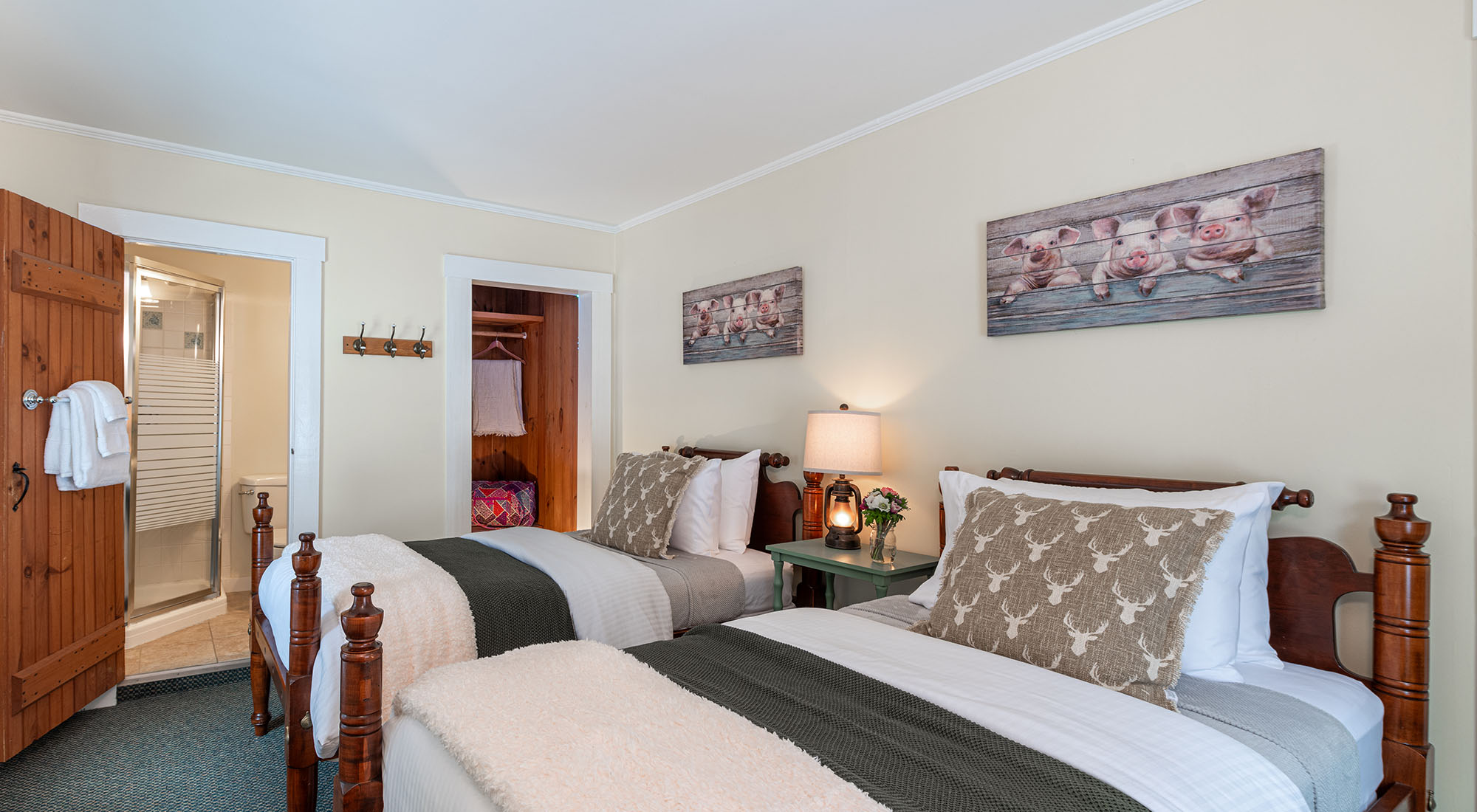 1 Queen Bed with 2 Singles