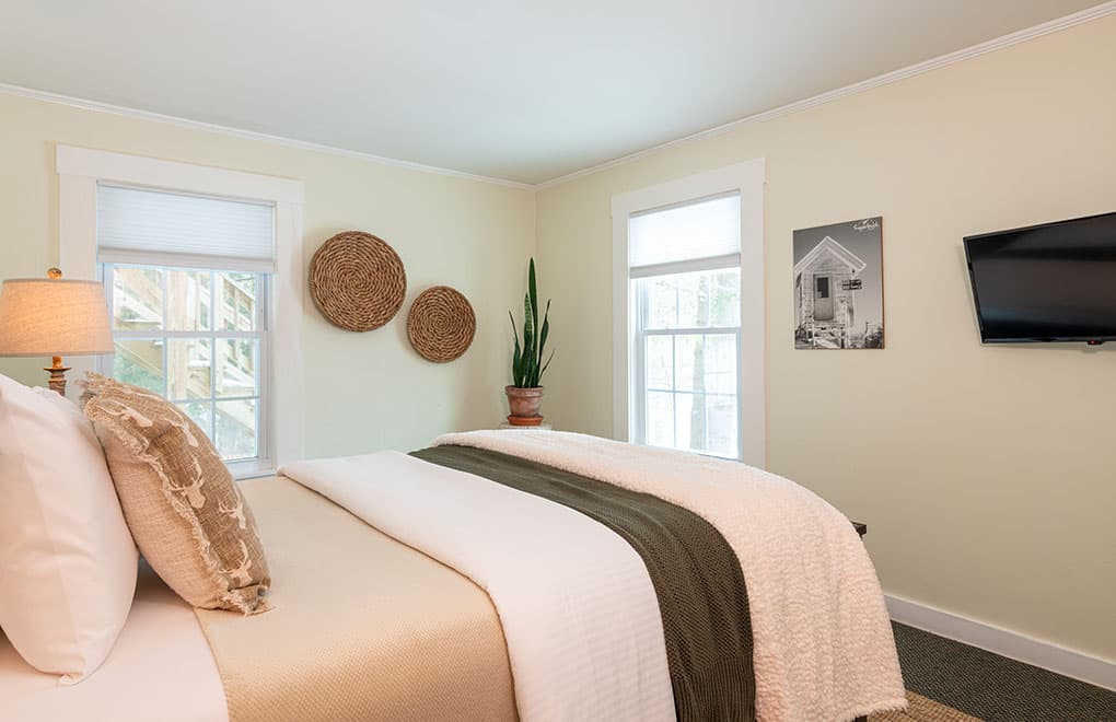 Standard 1 Queen Bedroom Angle 1 in Standard 1 Queen Room