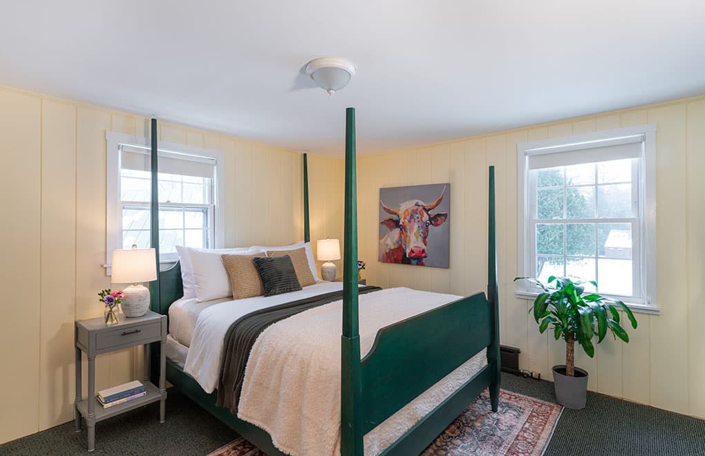 4 poster bed in Standard Plus 1 Queen Bed Room