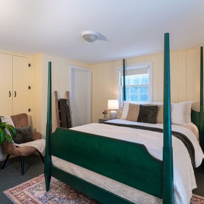 Four poster bed in Standard Plus 1 Queen Bed