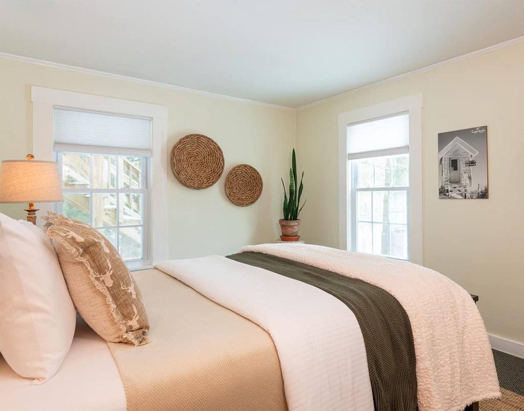 Bed in Standard 1 Queen Room in Waitsfield Vermont Lodge
